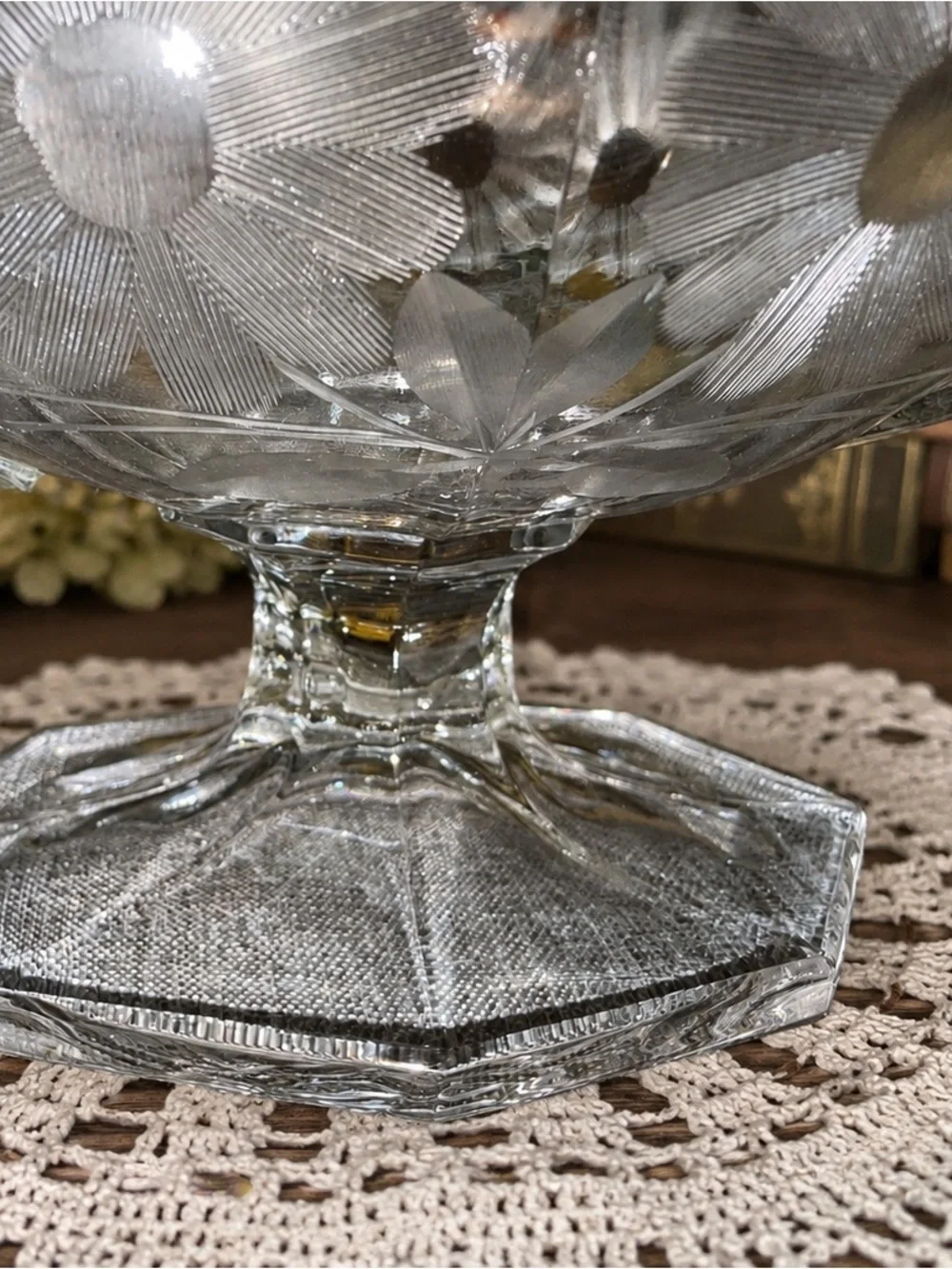 Vintage Clear Pressed Glass Pedestal Centerpiece Console Bowl Flower Daisy